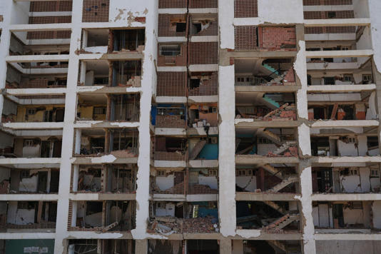 Edificio de apartamentos derrumbado por los terremotos en La Guaira, Venezuela, el domingo 26 de julio de 2026. Foto: AP/Ariana Cubillos