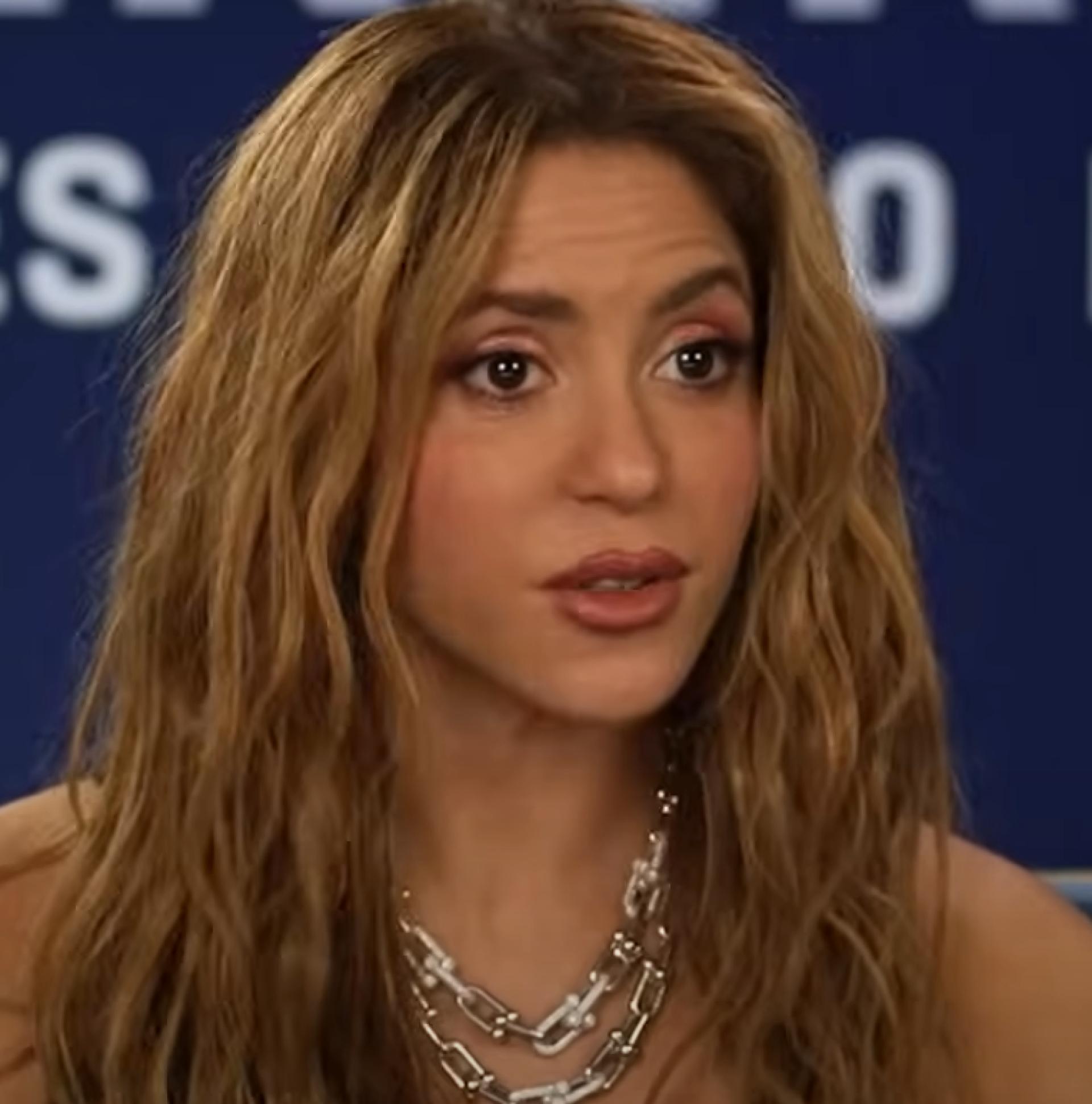 Shakira recreates iconic 1997 photo and fans say she has not aged