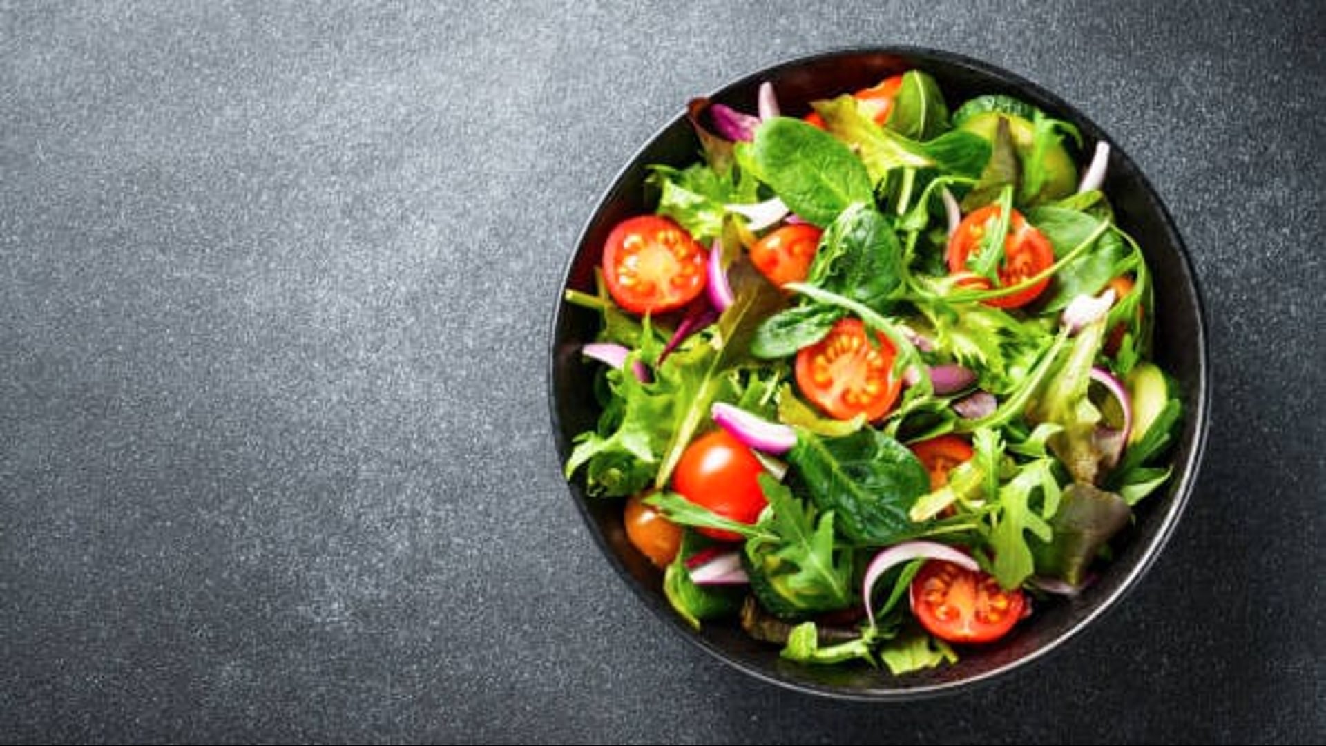 Pourquoi vous devriez commencer votre repas par une salade