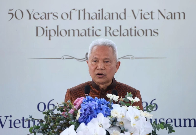 Chủ tịch Quốc hội Thái Lan dự triển lãm áo dài và chud, thăm Đền Ngọc Sơn