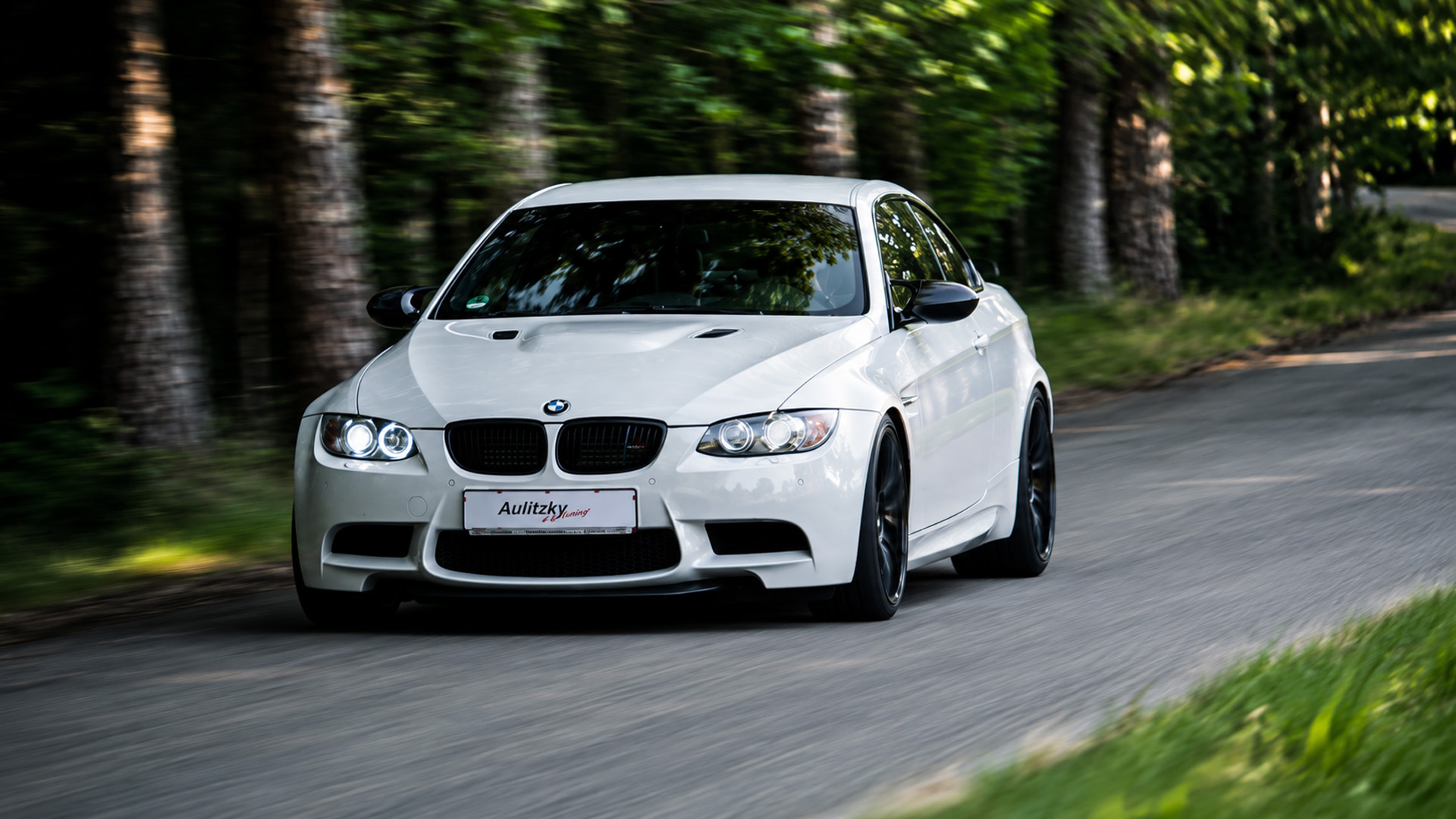 BMW M3 E92 delivers savage road acceleration