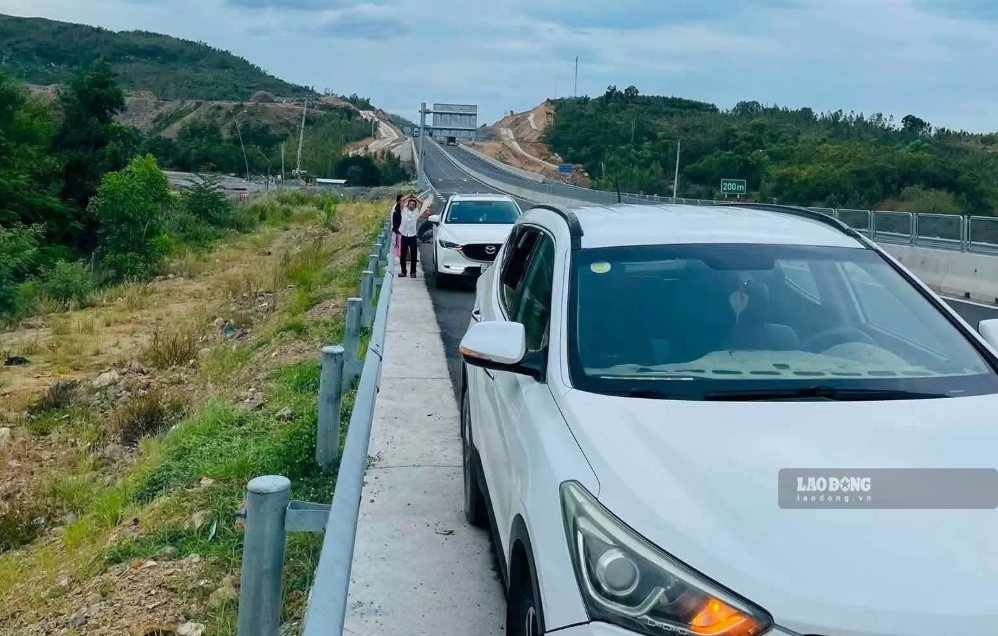 Nhiều ô tô thủng lốp khi chạy cao tốc đoạn qua Đắk Lắk