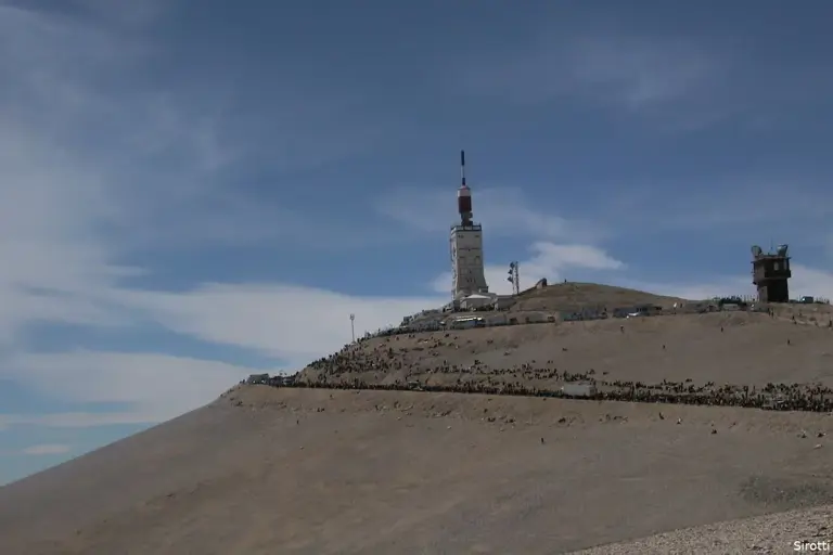 Toeschouwer-loze aanloop naar Mont Ventoux in Tour de France Femmes ...