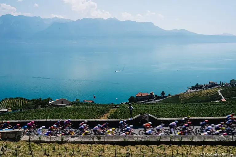 Toeschouwer-loze aanloop naar Mont Ventoux in Tour de France Femmes ...