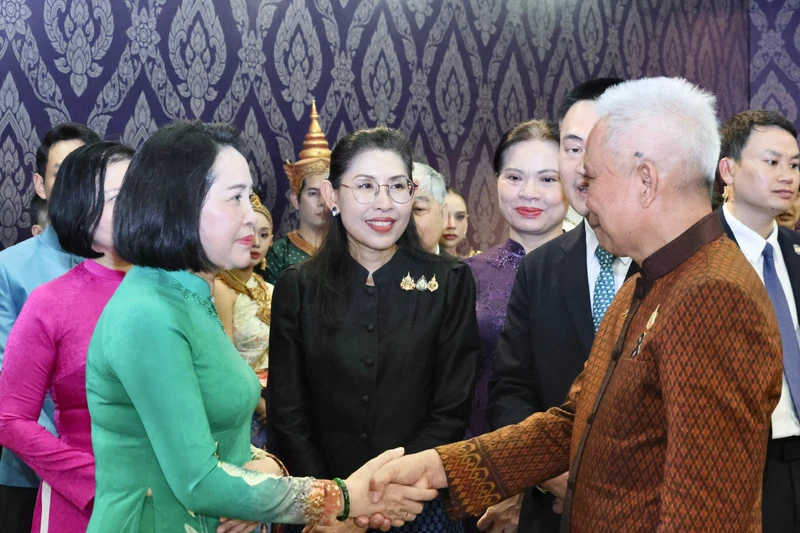Tà áo truyền thống “đan kết” tình hữu nghị 50 năm Việt Nam-Thái Lan