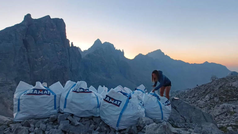 Sacas de residuos en la grieta cercana a Cabaña Verónica, en Picos de Europa. (FCDME)