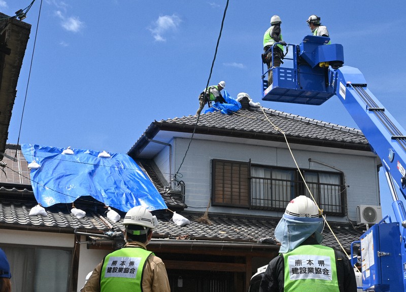 熊本に台風被害の懸念 強風の中、ブルーシートや土のうで備え