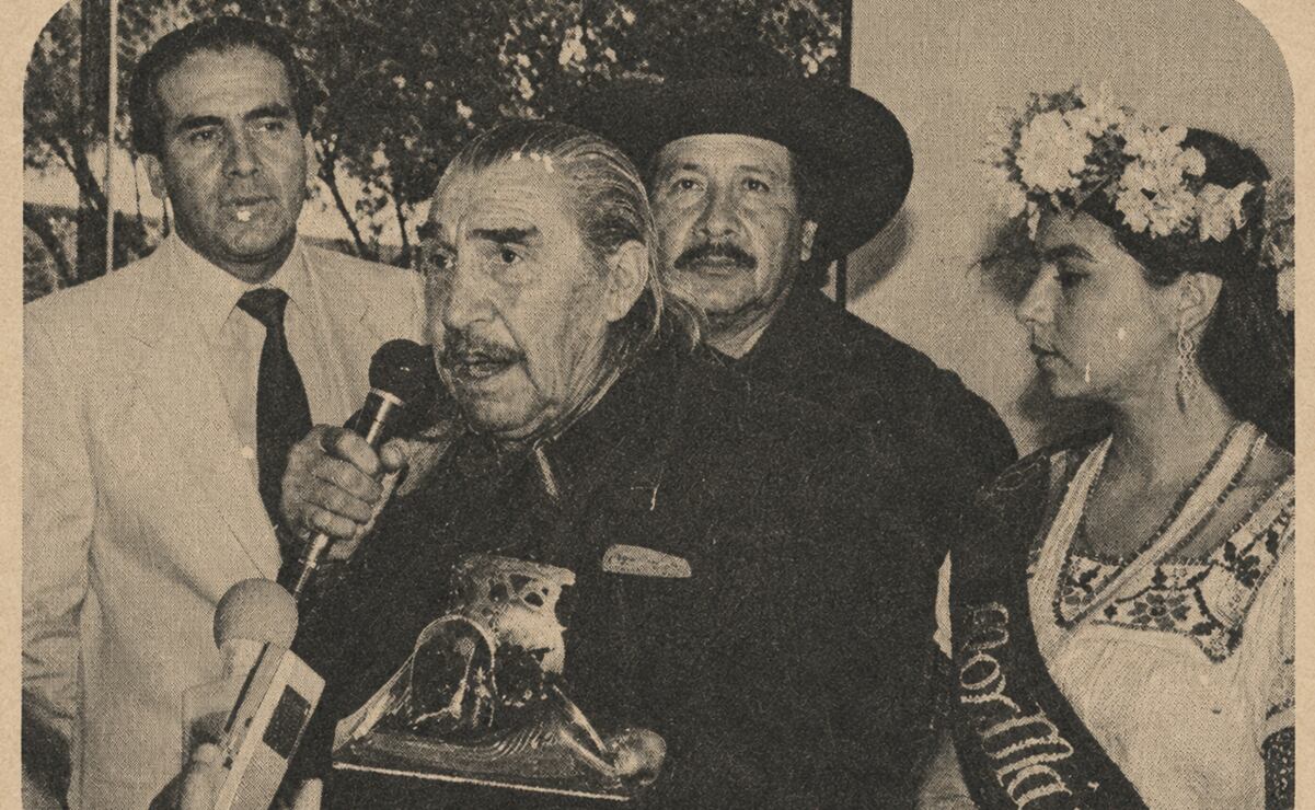 Emilio “El Indio” Fernández en el homenaje que le rindieron en Xochimilco en 1986. Le dieron una trajinera bañada en oro. Hemeroteca EL UNIVERSAL.