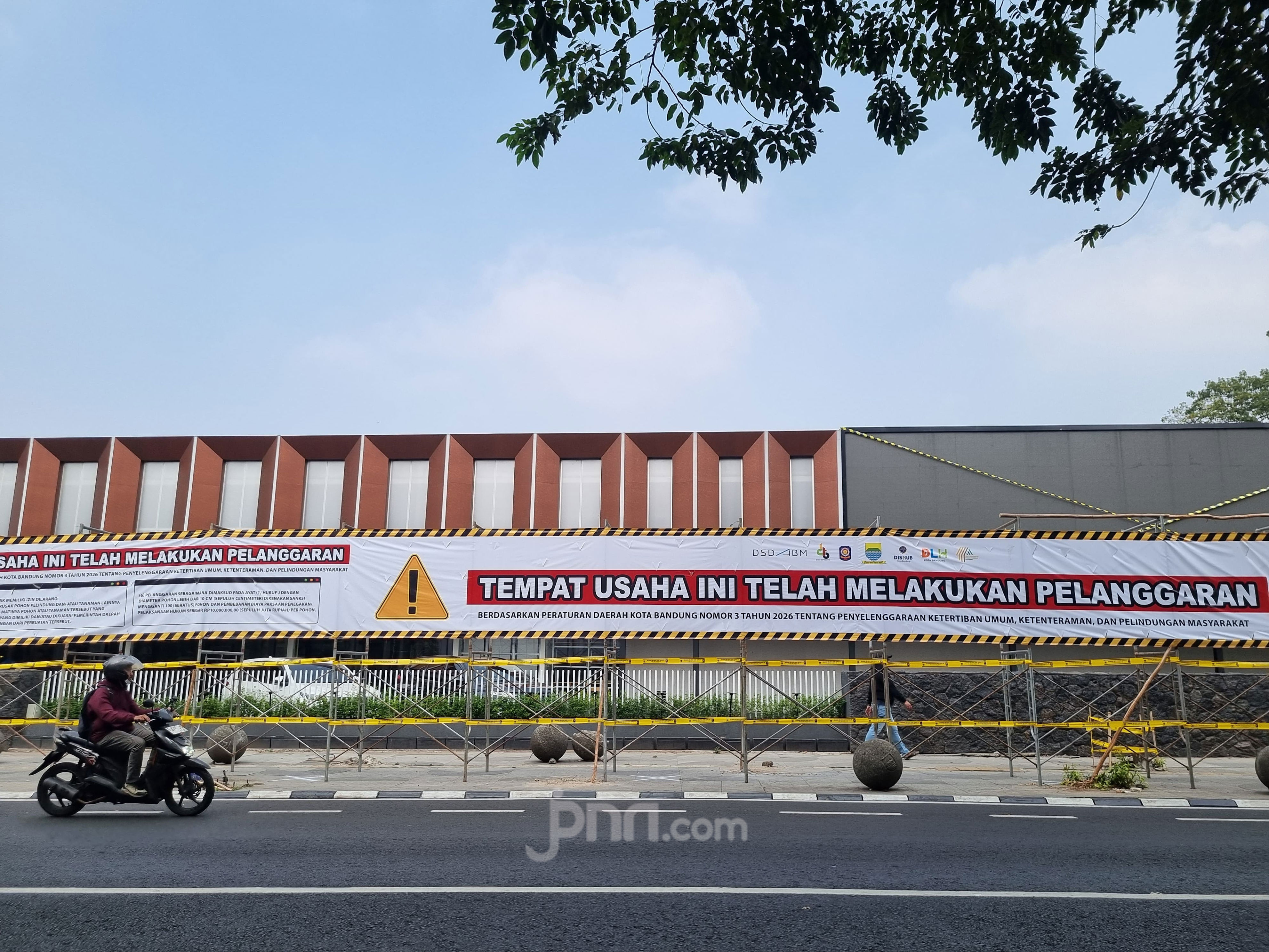 Terungkap! Ini Alasan Vendor Videotron Tebang 10 Pohon di Jalan Riau Bandung
