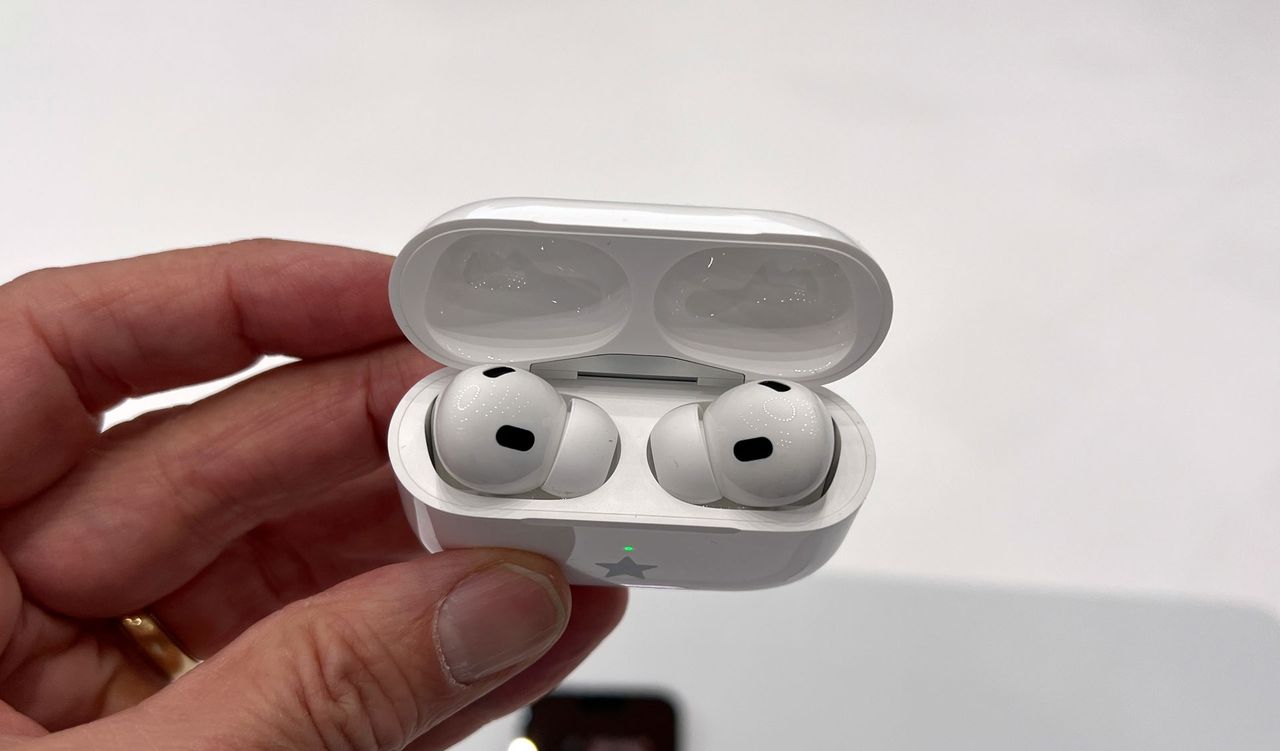 Leaked video shows how Apple's camera-equipped AirPods might work