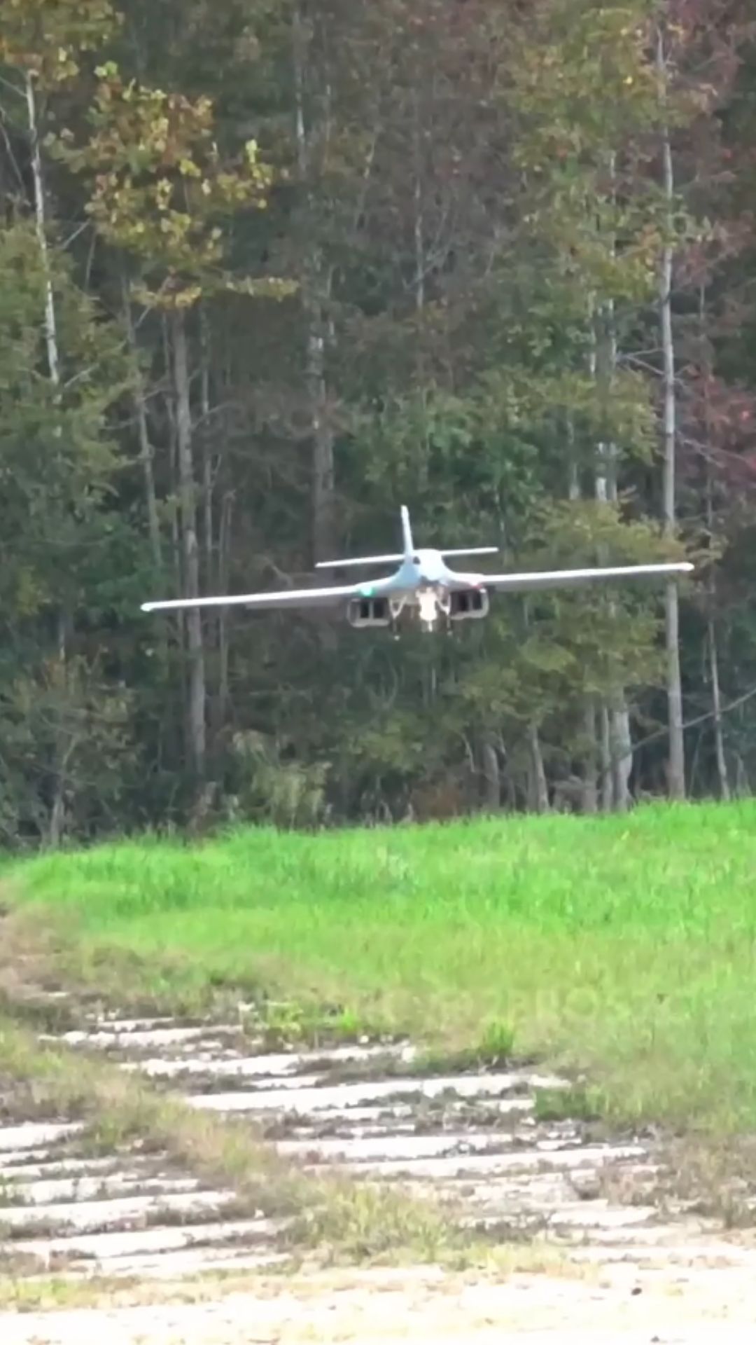 Impressive B-1B Lancer model aircraft landing in RC aviation