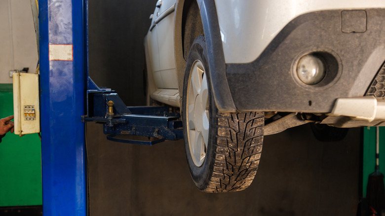What is the MacPherson strut suspension system and who invented it?