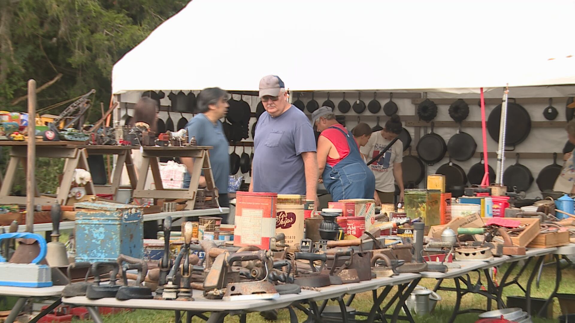 127 yard sale draws vendors, shoppers to Central Kentucky