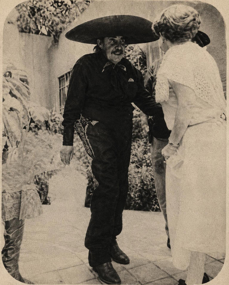 Emilio “El Indio” Fernández se vistió de charro para el homenaje que le rindieron en Xochimilco en agosto de 1985. Hemeroteca EL UNIVERSAL.