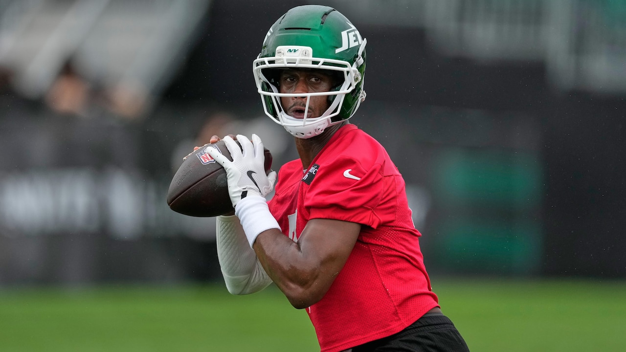 Geno Smith explains why he's wearing red contact lenses at Jets ...