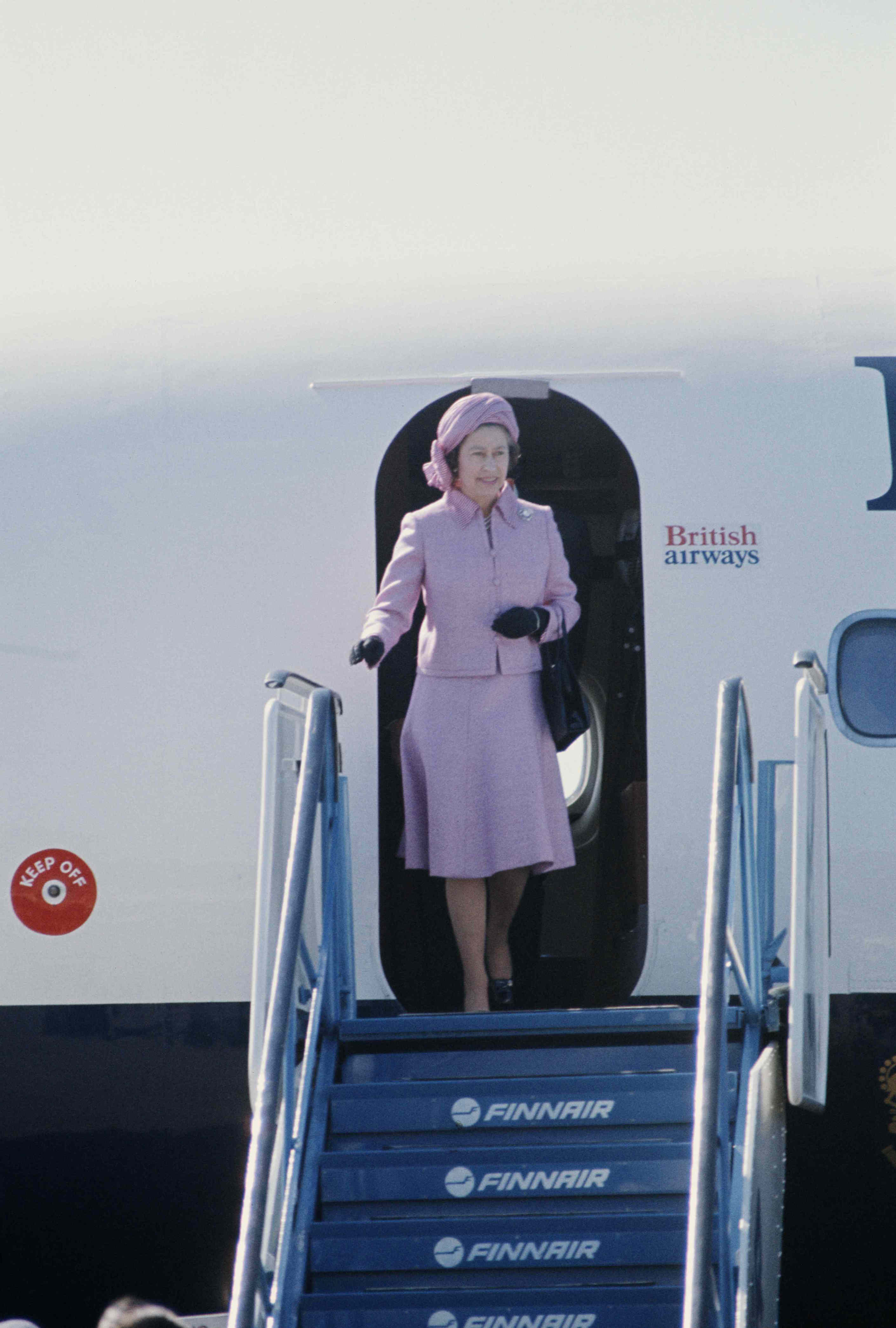 Queen Elizabeth’s lavish in-flight demands included this surprising ...
