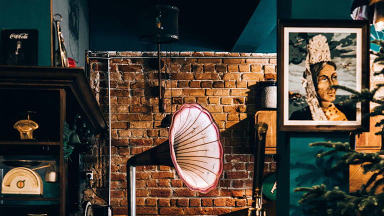 What is maximalism? Everything to know about the maximalist decor trend
