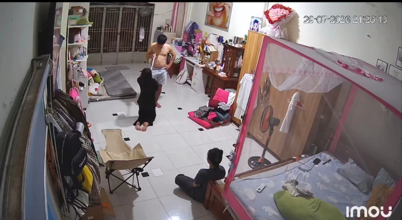 Tạm giữ người đàn ông bạo hành con gái của người tình