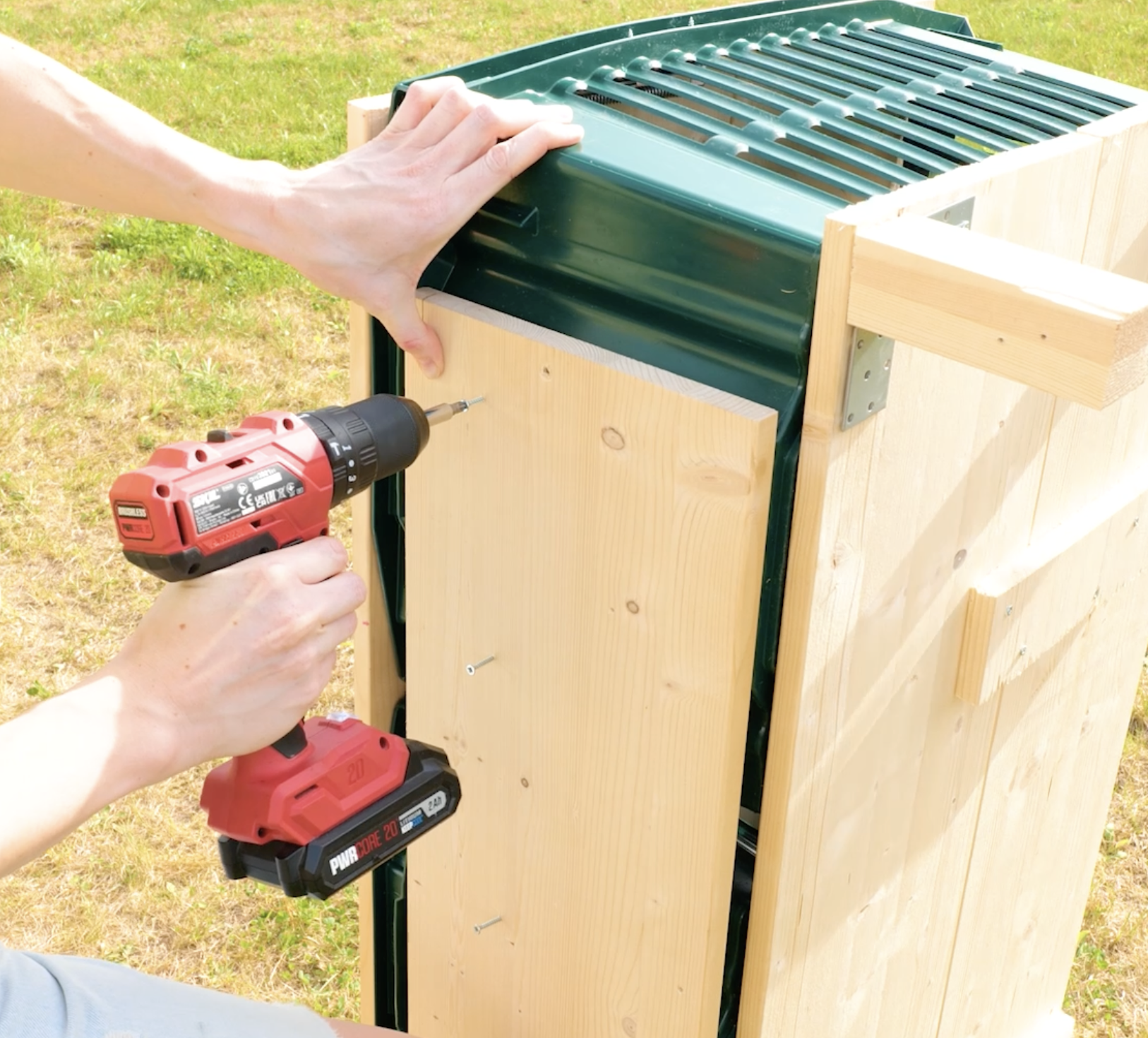 Creative storage solutions: Transform plastic crates into a stylish bench