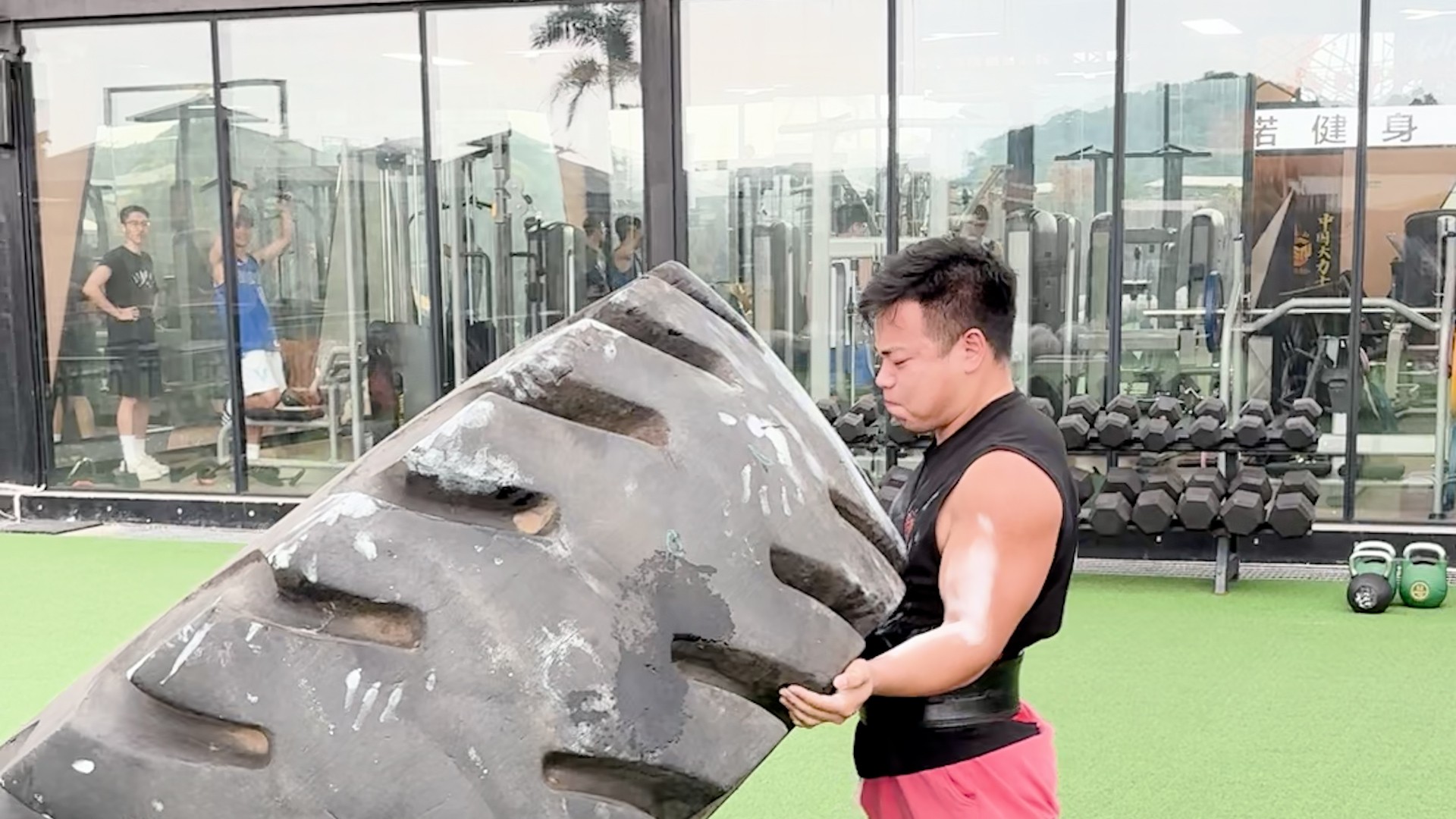 Heaviest tyre flip (male) - 628 kg (1384.50 lbs) by Xiao Yang