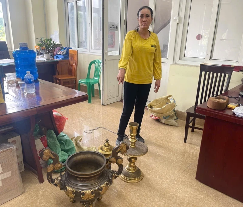 Bắt nữ đối tượng trộm lư hương tại đền thờ liệt sĩ Yên Tử
