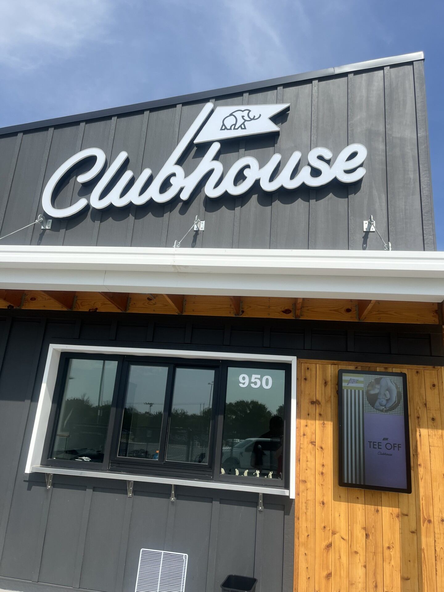 New sports entertainment center opening in east Wichita