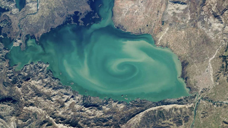 El remolino detectado por la NASA en el lago (Observatorio de la Tierra de la NASA)