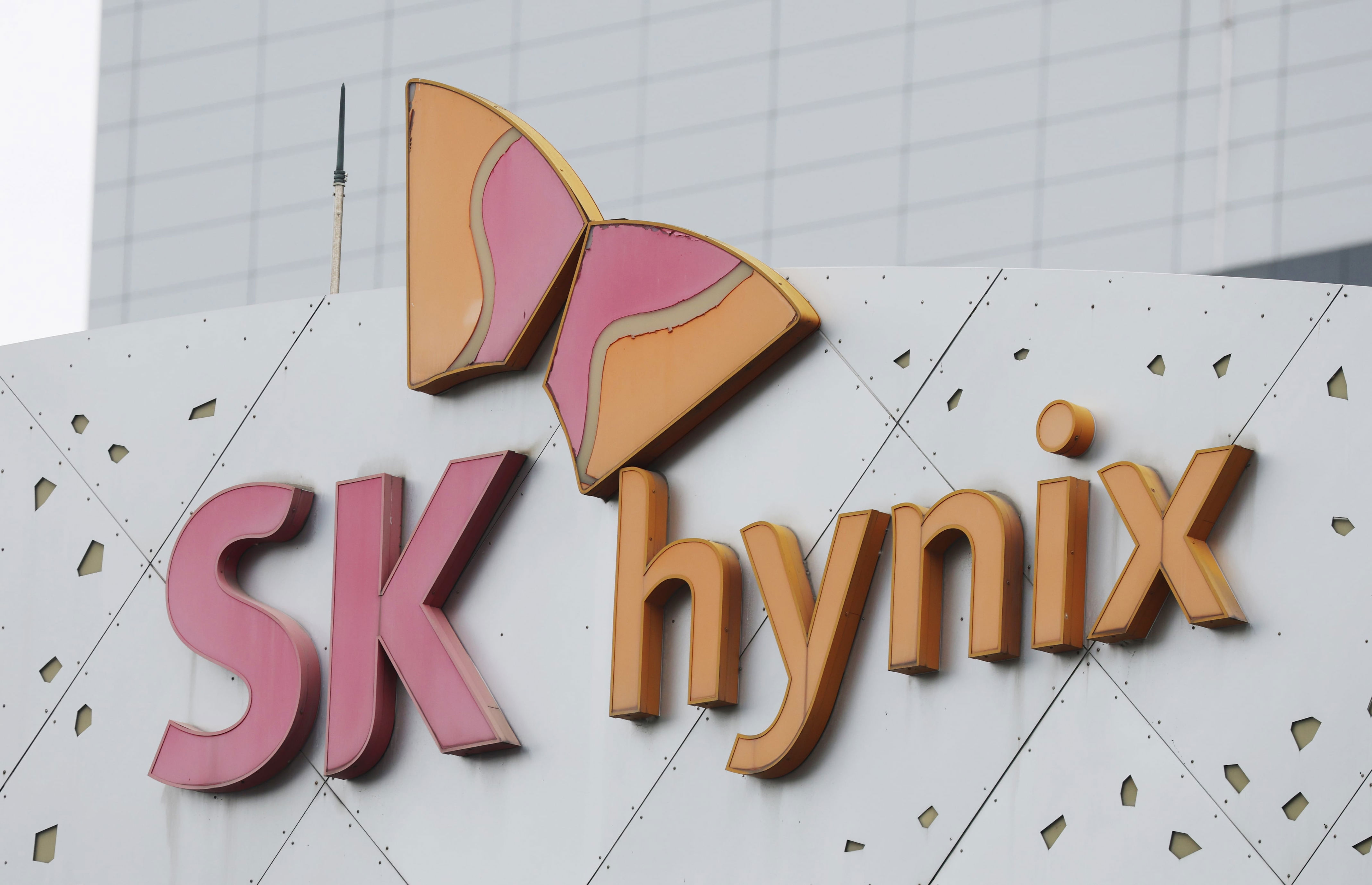 SK Hynix invests 54 trillion won in new semiconductor facilities in ...