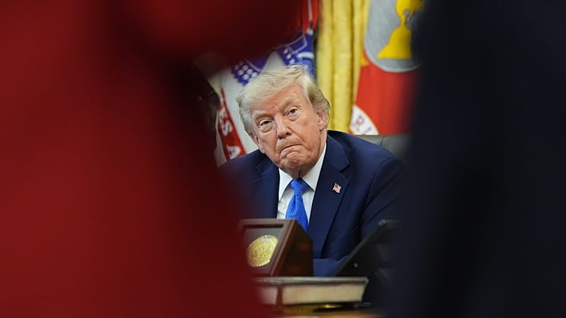 الرئيس دونالد ترامب يتحدث في المكتب البيضاوي للبيت الأبيض، الخميس 6 أغسطس 2026، في واشنطن. (AP Photo/أليكس براندون)