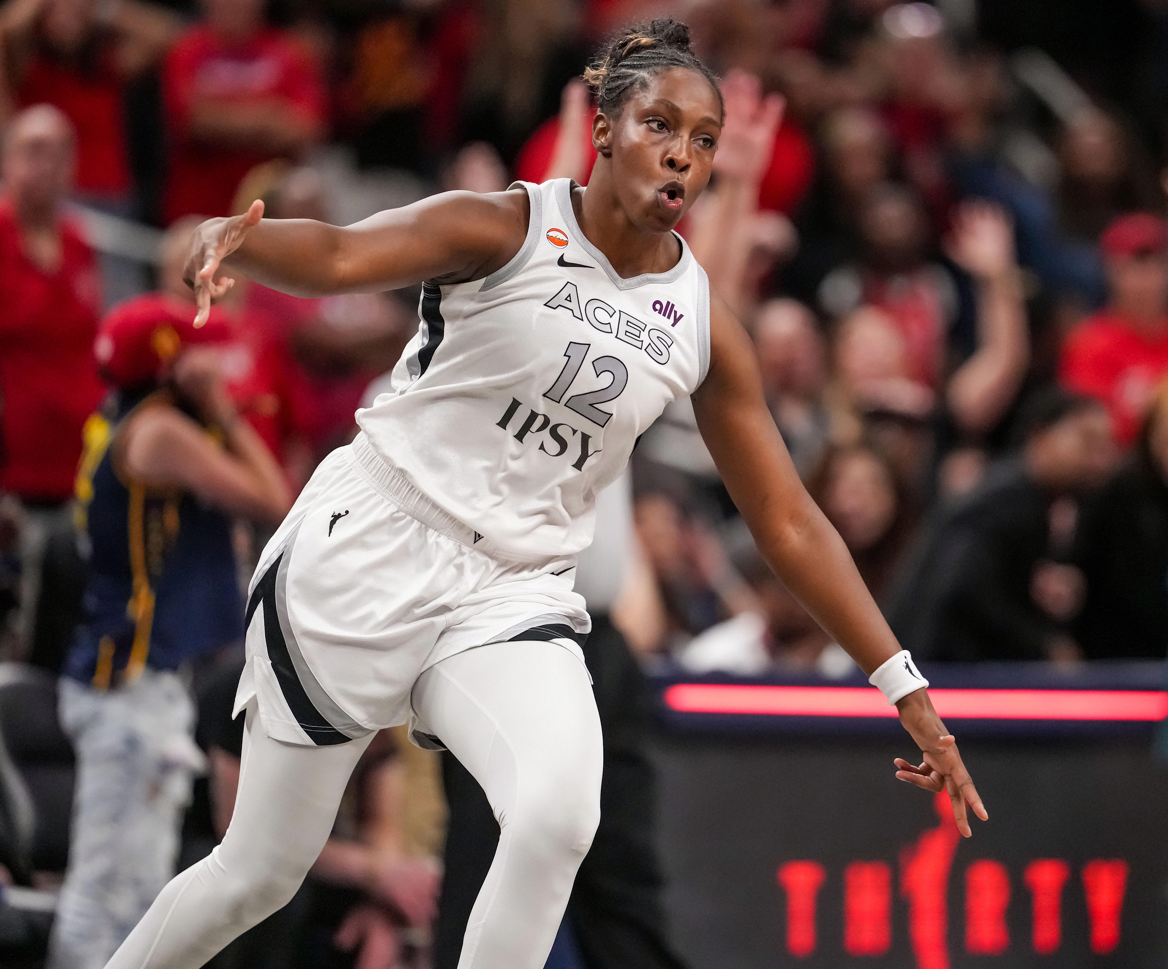 Did the Indiana Fever win tonight? Chelsea Gray shoots down Fever at buzzer twice