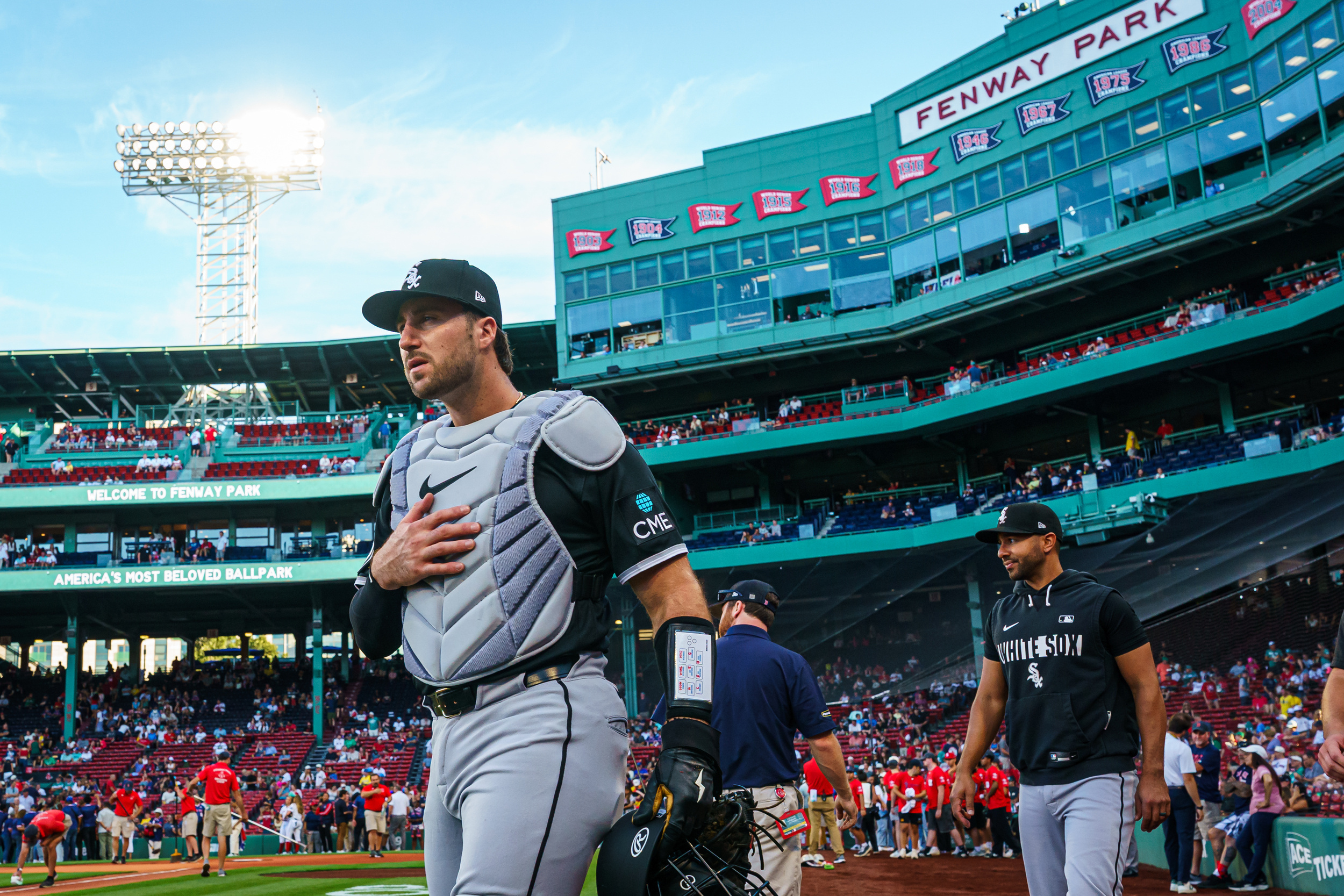 Joey Bart suffers fracture in left hand