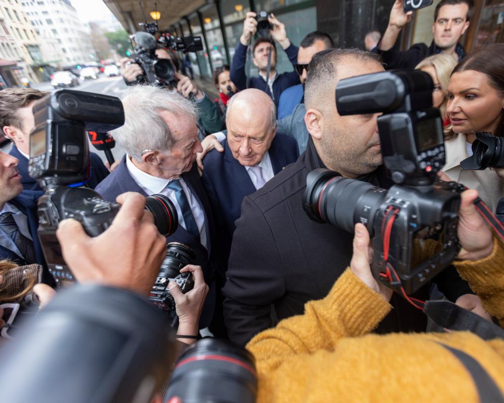 Journalists at Alan Jones's trial off to inauspicious start as spelling error and rogue mobile phone antagonise judge