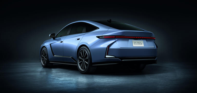 Lexus ES เจนฯ 8 ใหญ่ขึ้น โฉบเฉี่ยวขึ้น 2 ทางเลือก ‘ไฮบริด-EV’