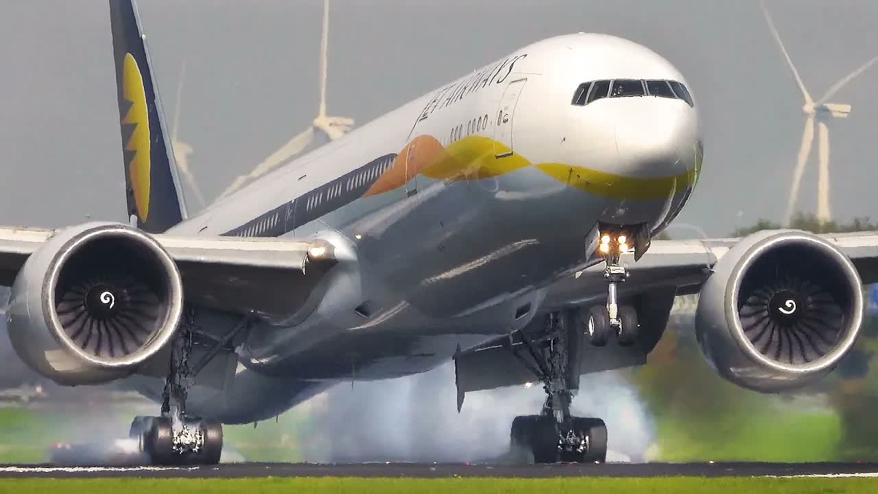 Watch pilots battle violent crosswinds before slamming onto the runway