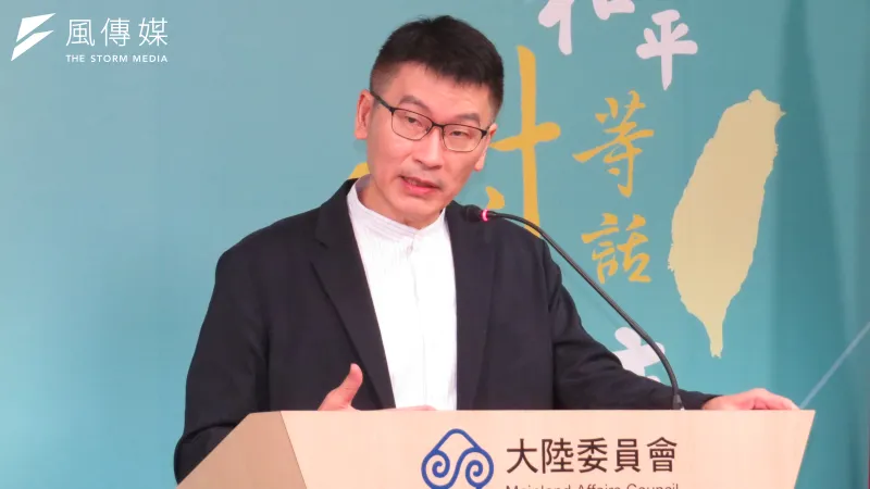 陸委會副主委梁文傑說明，台灣人拿的是台胞證，對大陸來說台灣人就是中國人，要出境當然可能受限。（楊騰凱攝）