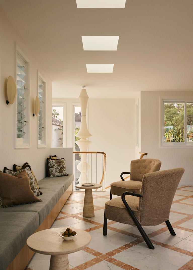 How to clean linen sofas and chairs without worrying about water marks