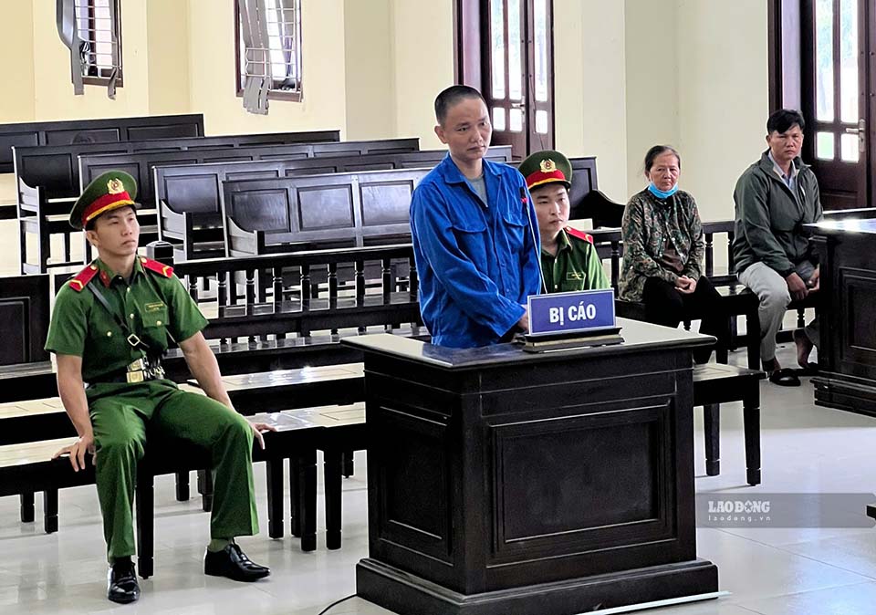 Chém hàng xóm vì mâu thuẫn ván bài 20.000 đồng, bị cáo lãnh 13 năm tù