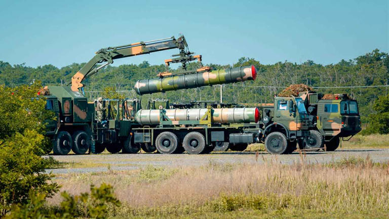 kina-inds-tter-det-kraftfulde-hq-9b-system-under-velse-med-skarp-affyring