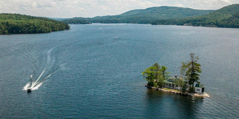 The most enchanting lake cottage we've ever seen sits on its own tiny ...