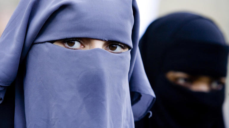 Covo, divieto di burqa e niqab. Il sindaco: «La sicurezza viene prima»