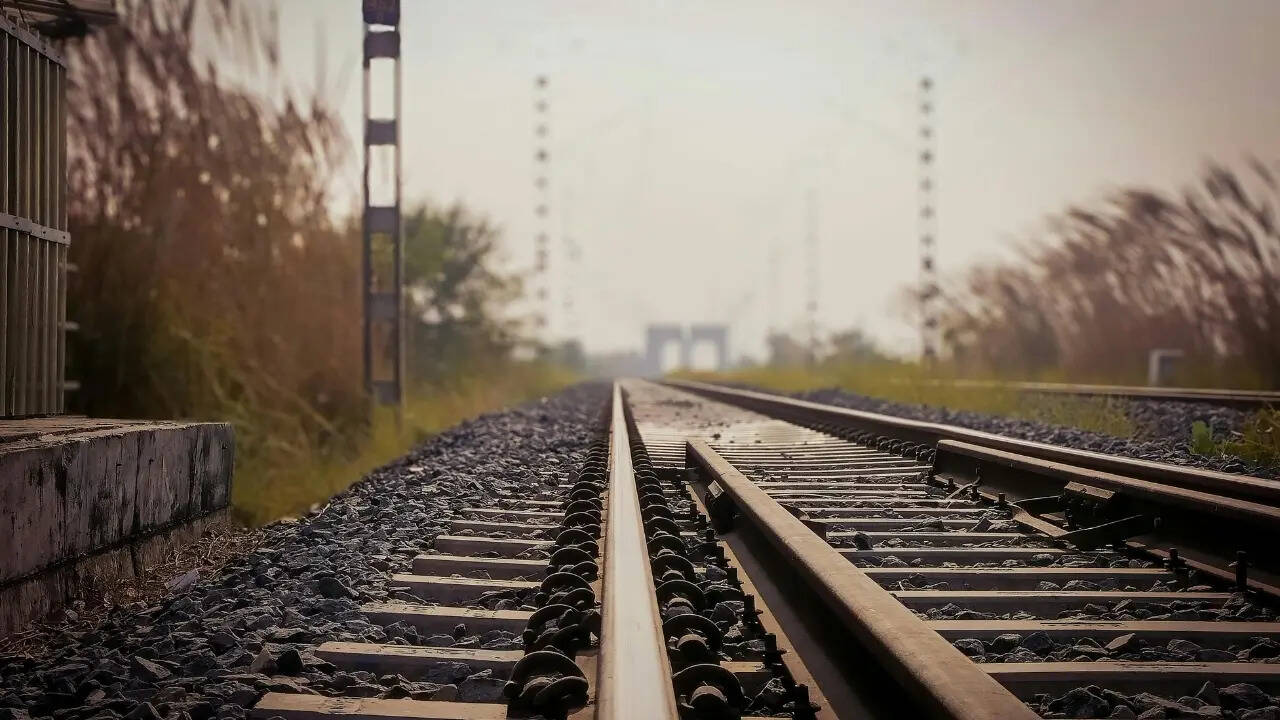 why-do-train-tracks-have-small-stones-around-them-here-s-what-they