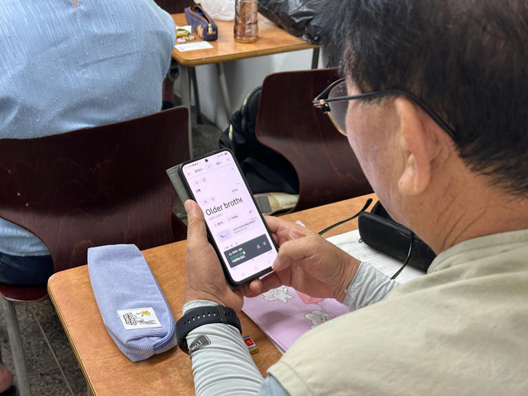 “피자집 갔더니 메뉴가 전부 영어” 번역 앱 사용법 배우는 어르신들