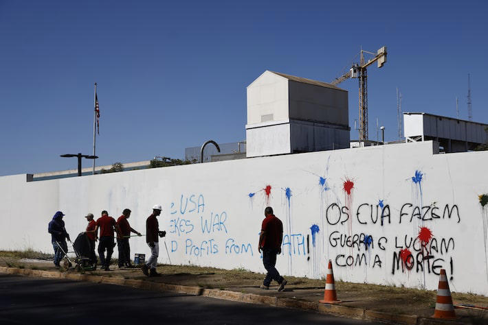 Em meado de setembro, o muro lateral da Embaixada dos Estados Unidos, no Setor de Embaixadas Sul, em Brasília, amanheceu pichado com mensagens de protesto contra a atuação dos Estados Unidos em conflitos internacionais. Entre as frases escritas estava 'Os EUA fazem guerra e lucram com a morte', também registrada em inglês. Uma faixa com críticas à chamada indústria da guerra foi deixada próxima ao local. A Polícia Civil do Distrito Federal investiga a autoria e a motivação da ação. Foto: Wilton Junior/Estadão