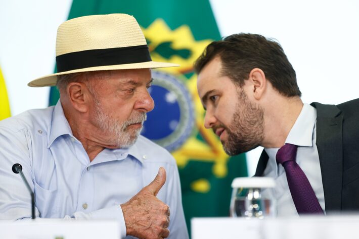 A proposta aprovada na quarta-feira, 12, na Câmara e no Senado, nasceu dentro da equipe econômica do governo (na foto, o presidente Lula e o ministro da Fazenda, Dario Durigan) Foto: Wilton Junior/Estadão