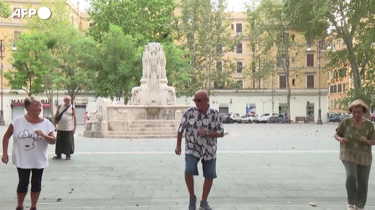 roma-coppia-di-anziani-balla-in-piazza-a-testaccio-cosi-sfidiamo-il