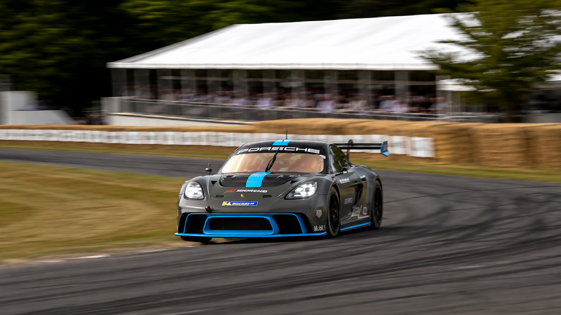 1088HP Porsche 718 Cayman GT4 nearly loses control on track