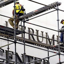 Trump non si arrende e vuole (di nuovo) il suo nome sul Kennedy Center