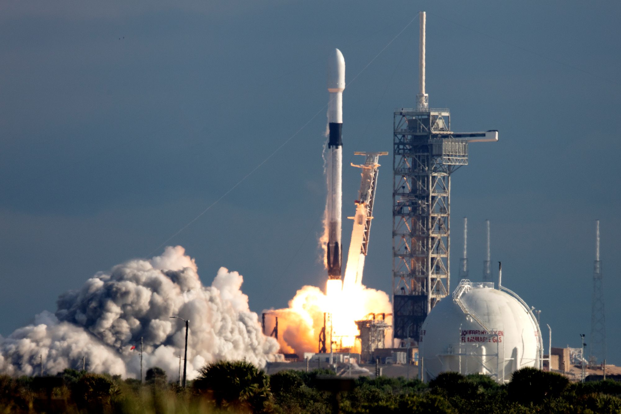 Is Rocket Lab stock a safer option for space investors than SpaceX?