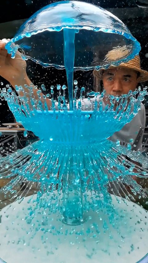 Artist captures slow-motion water balloon burst in China