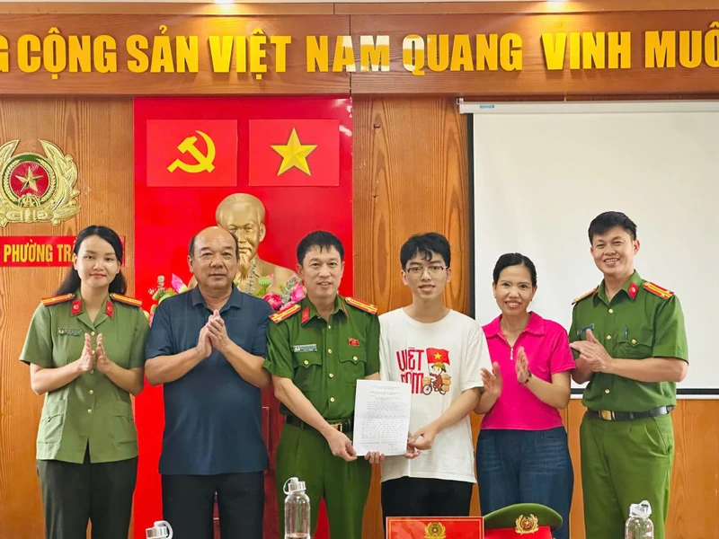Không chờ gọi tên, những người trẻ tự nguyện viết đơn nhập ngũ